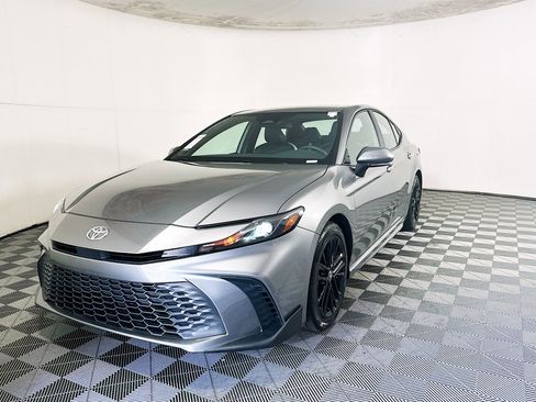 Used 2025 Toyota Camry SE FWD image 7