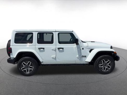 Used 2025 Jeep Wrangler Unlimited Sahara AWD/4WD image 16