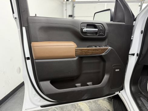 Used 2022 Chevrolet Silverado 1500 High Country w/ Technology Package image 9