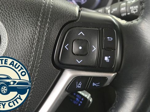 Used 2017 Toyota Highlander XLE image 17