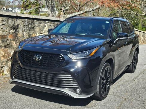 Used 2024 Toyota Highlander XSE FWD image 14
