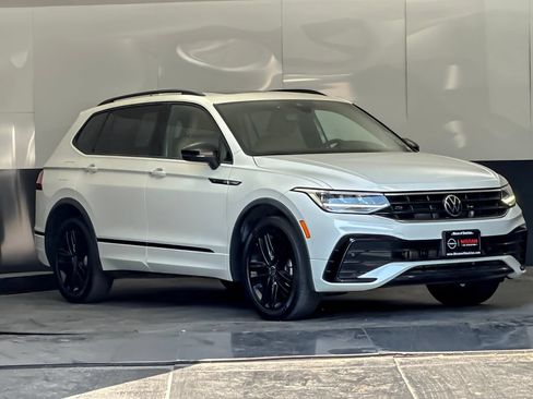 Used 2022 Volkswagen Tiguan SE R-Line FWD image 1