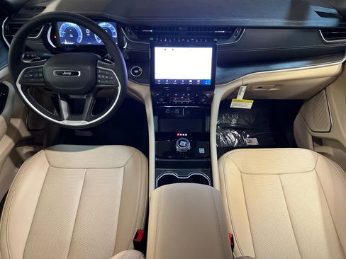 New 2025 Jeep Grand Cherokee Limited w/ Luxury Tech Group II image 12