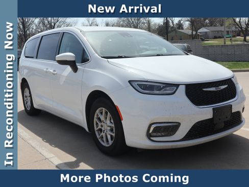 Used 2023 Chrysler Pacifica Touring-L image 1