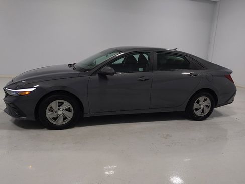 Used 2025 Hyundai Elantra SE FWD image 2