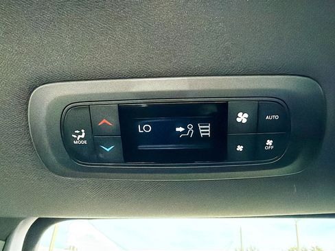 Used 2024 Chrysler Pacifica Limited image 20