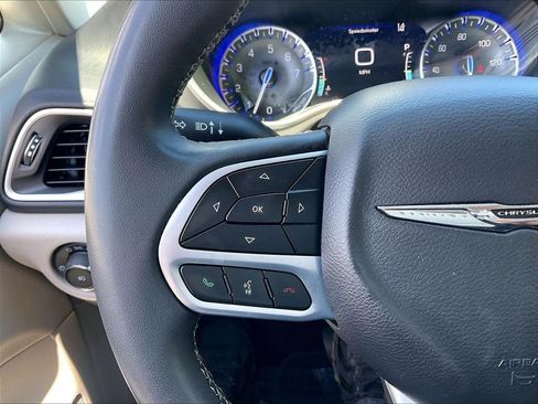 Used 2023 Chrysler Pacifica Touring-L FWD image 22