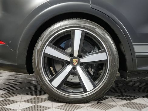 Certified 2024 Porsche Cayenne Turbo AWD/4WD image 18