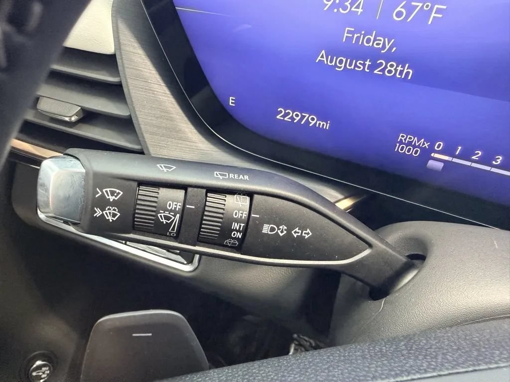 Used 2025 Buick Envision Avenir AWD/4WD image 38