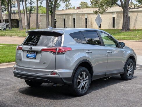 Used 2018 Toyota RAV4 LE image 5