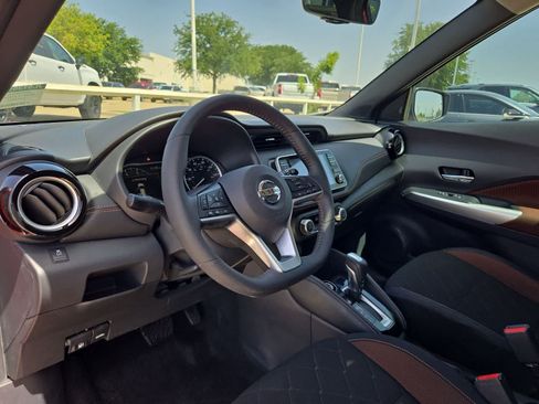 Used 2018 Nissan Kicks SR FWD image 2