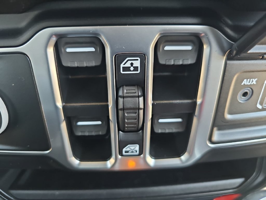Used 2025 Jeep Gladiator Sport AWD/4WD image 27