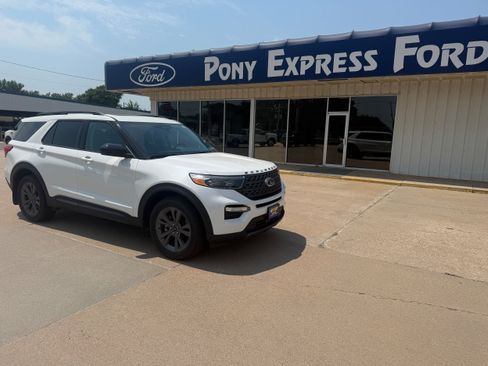 Used 2024 Ford Explorer XLT w/ Equipment Group 202A AWD/4WD image 1
