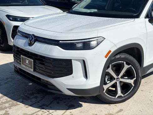 New 2026 Volkswagen Tiguan SE FWD image 2