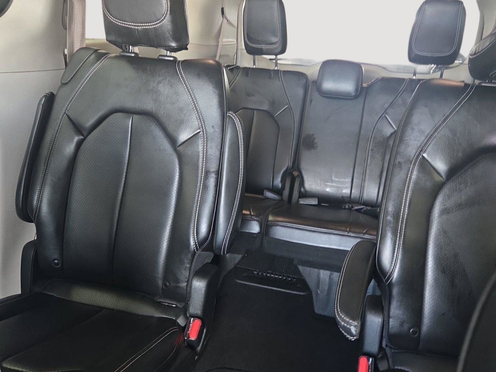 Used 2023 Chrysler Pacifica Touring-L FWD image 6