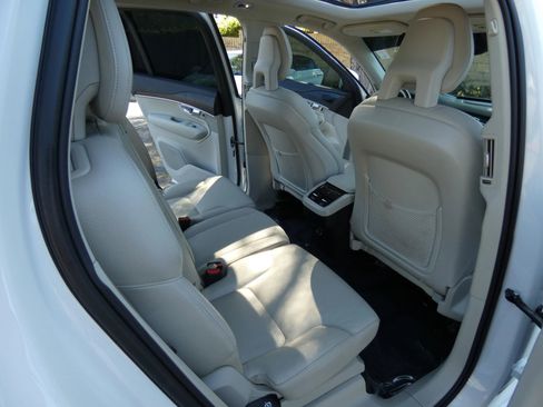 Used 2020 Volvo XC90 T6 Momentum image 25