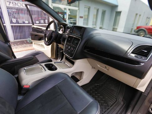 Used 2019 Dodge Grand Caravan SXT FWD image 19