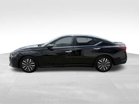 Used 2025 Nissan Altima 2.5 SV FWD image 12