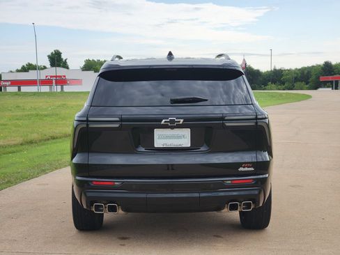 Used 2025 Chevrolet Traverse RS FWD image 8