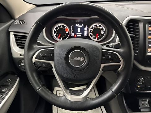 Used 2018 Jeep Cherokee Latitude Plus w/ Comfort/Convenience Group FWD image 14