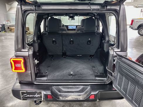 Used 2025 Jeep Wrangler Unlimited Sahara AWD/4WD image 15