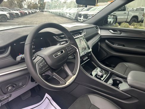 New 2025 Jeep Grand Cherokee Altitude image 16