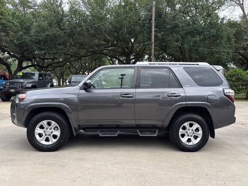 Used 2018 Toyota 4Runner SR5 AWD/4WD image 9
