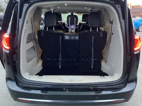 Used 2018 Chrysler Pacifica Touring-L Plus w/ Tire & Wheel Group image 7