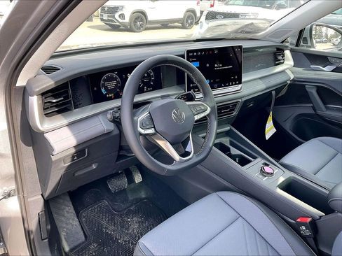 New 2026 Volkswagen Tiguan SE image 9