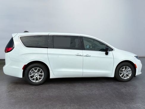 New 2026 Chrysler Pacifica Select FWD image 6