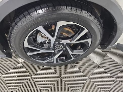 Used 2020 Toyota C-HR XLE FWD image 10