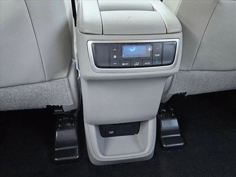 Used 2017 Toyota Highlander XLE image 17