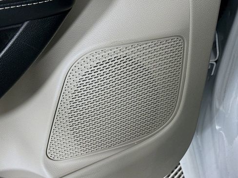 Certified 2024 Chrysler Pacifica Touring-L image 28