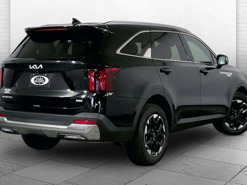 Used 2024 Kia Sorento S image 13