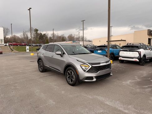 Used 2024 Kia Sportage LX image 3