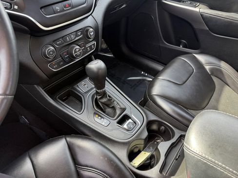 Used 2019 Jeep Cherokee Latitude Plus w/ Comfort/Convenience Group image 13