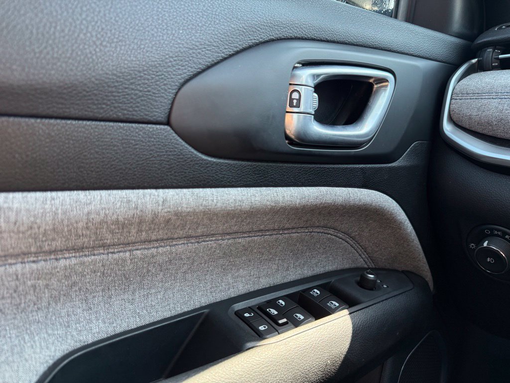 Used 2025 Jeep Compass Latitude w/ Sun & Sound Group AWD/4WD image 12