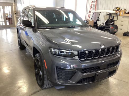 New 2026 Jeep Grand Cherokee Limited w/ Limited Altitude Package AWD/4WD image 8