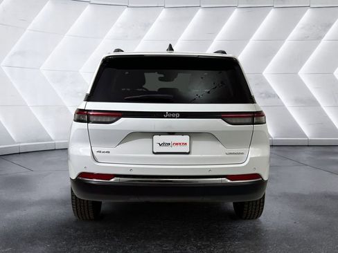 Used 2023 Jeep Grand Cherokee Laredo image 5