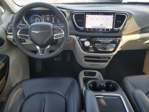 Used 2024 Chrysler Pacifica Touring-L image 32