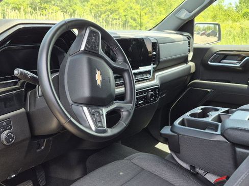 Used 2024 Chevrolet Silverado 1500 LT AWD/4WD image 9