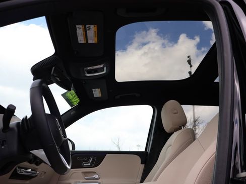 Used 2025 Mercedes-Benz GLB 250 4MATIC image 41