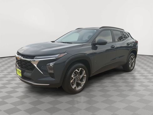 Used 2025 Chevrolet Trax LT FWD image 4