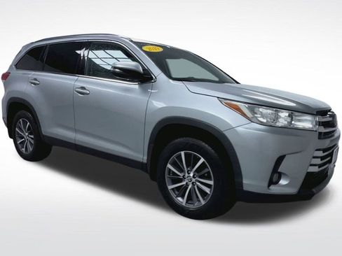 Used 2019 Toyota Highlander XLE AWD/4WD image 16