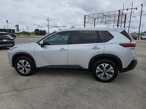 Used 2022 Nissan Rogue SV image 3