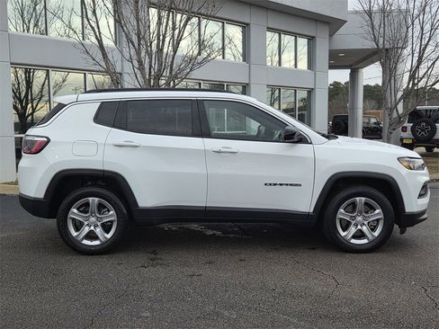 Used 2024 Jeep Compass Latitude image 3