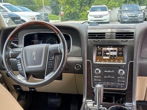 Used 2017 Lincoln Navigator Reserve AWD/4WD image 23