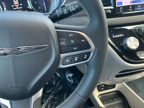 Used 2024 Chrysler Pacifica Touring-L FWD image 20