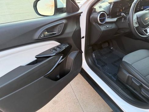 Used 2025 Chevrolet Trax LT w/ LT Convenience Package image 6