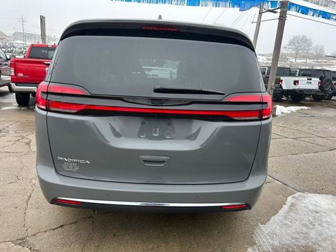 Certified 2022 Chrysler Pacifica Touring-L image 4